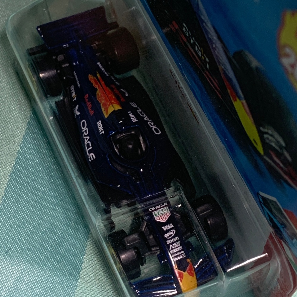 Hot Wheels Oracle Red Bull Racing Formula 1 Die-Cast Car blue - Picture 9 of 11